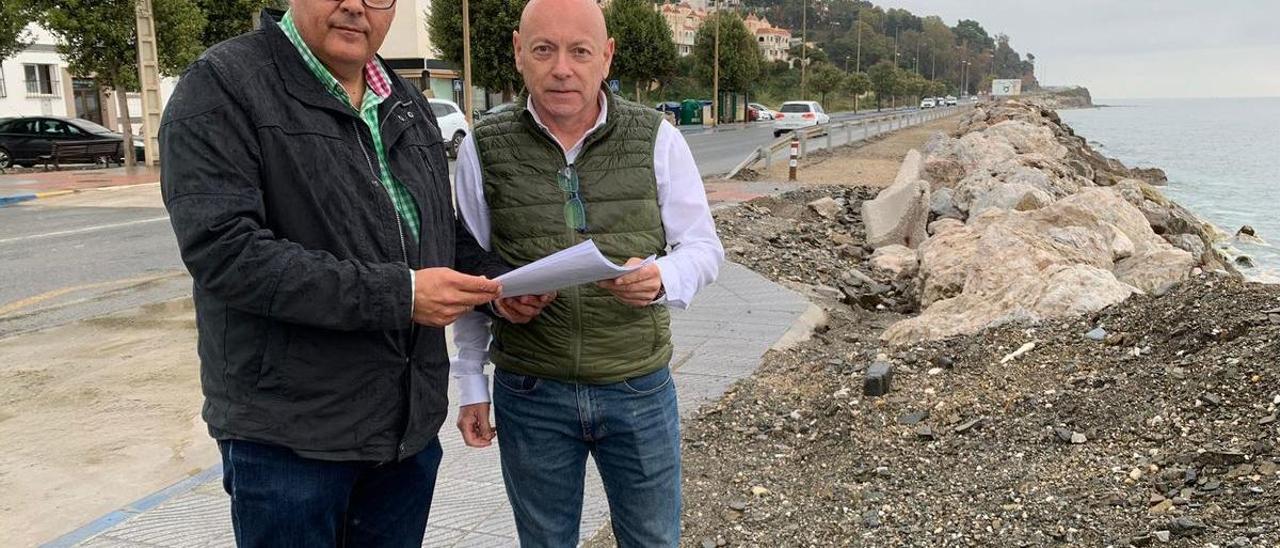 Jesús Lupiáñez y Jorge Pérez en la playa de Mezquitilla.