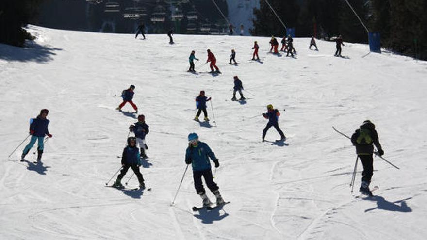 Esquiadors a l&#039;estació de la Molina.