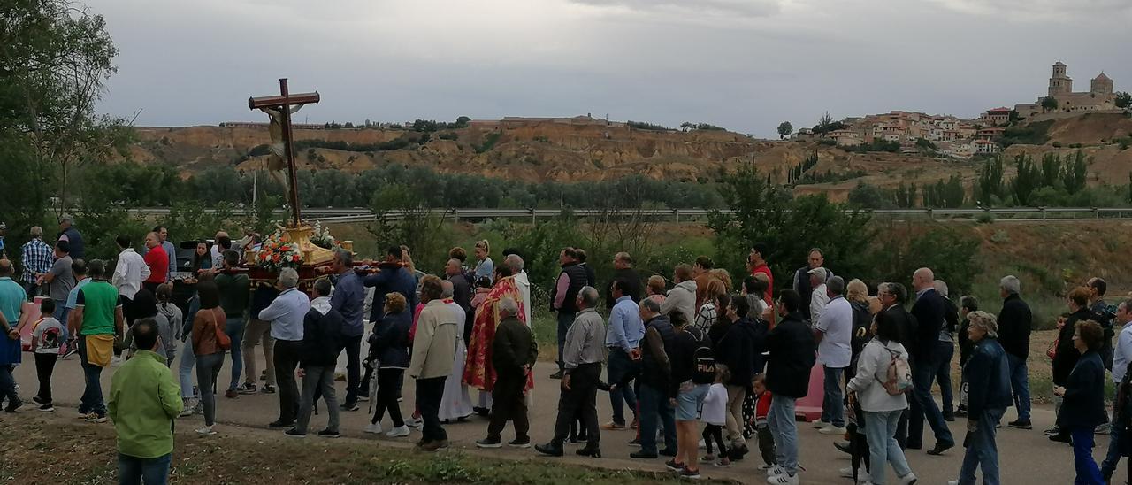 Cofrades y toresanos arropan al Cristo de las Batallas en la procesión por la pradera