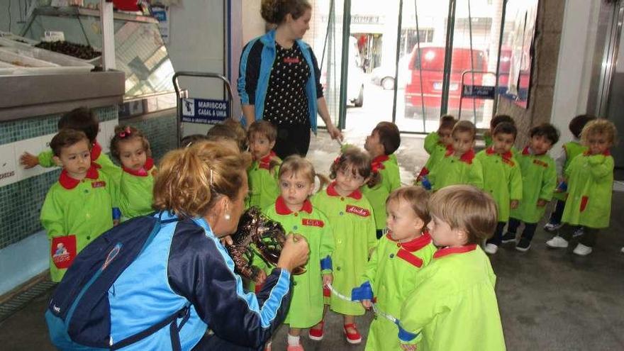 Los escolares de Abrente visitan la plaza de abastos y el mercadillo de Portonovo