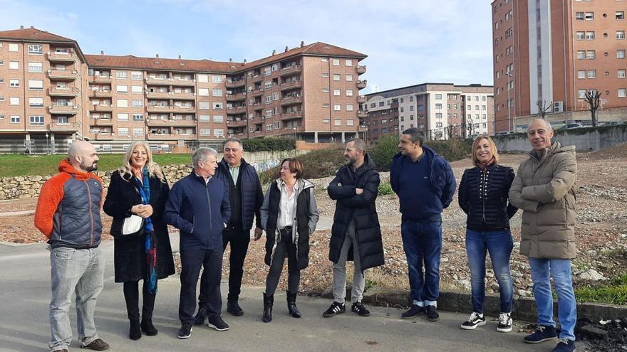 El Alcalde promete un parque para la zona oeste de la Pola, con canchas y área infantil