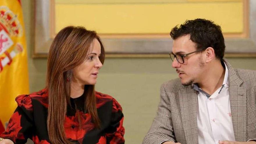 Silvia Clemente y Tomás del Bien se disponen a firmar el convenio de colaboración.