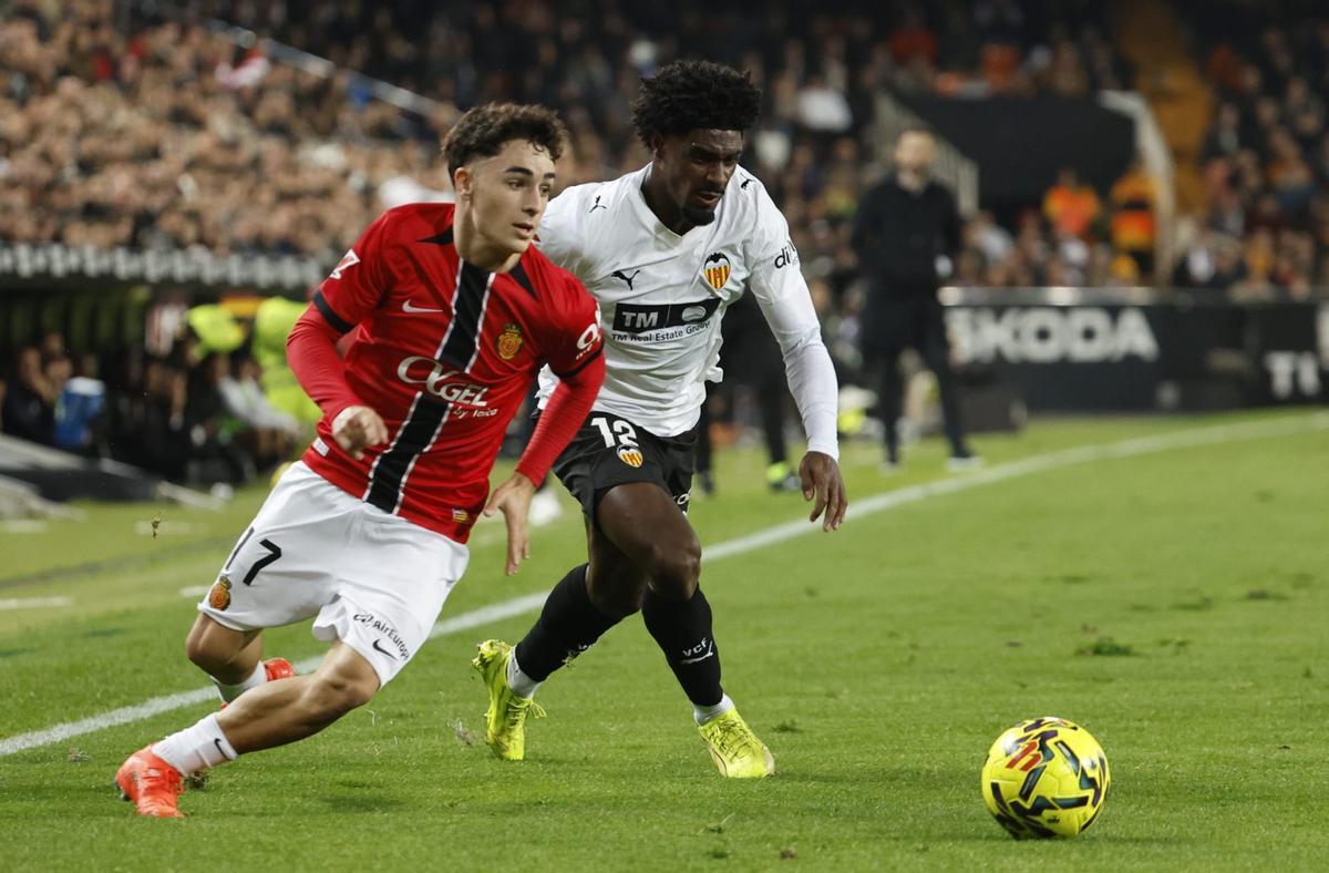 Jan Virgili (links) mag es, ins Dribbling zu gehen. Nicht selten gewinnt er die Zweikämpfe mit dem Gegner.  | FOTO: ANA ESCOBAR/EFE