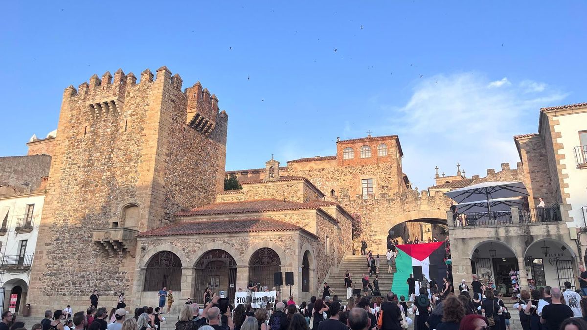 Cáceres marcha de luto por la "masacre" en Palestina