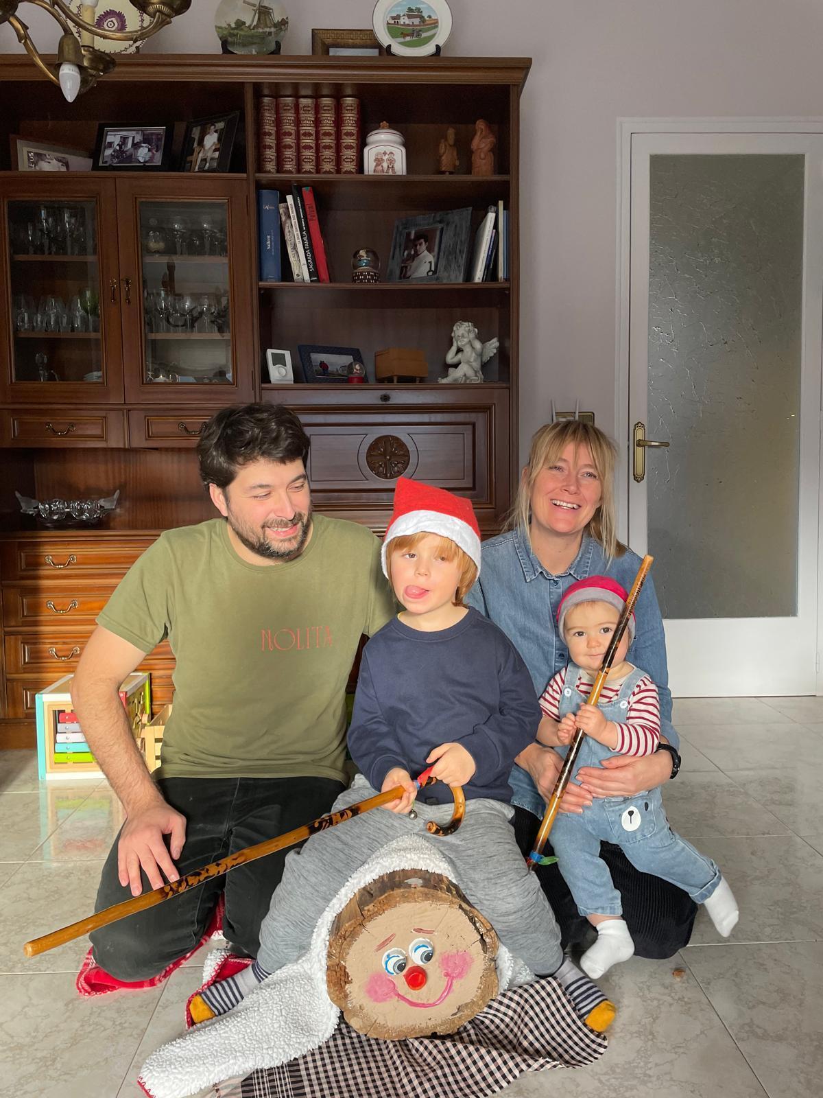 Franch fent cagar el tió amb la família