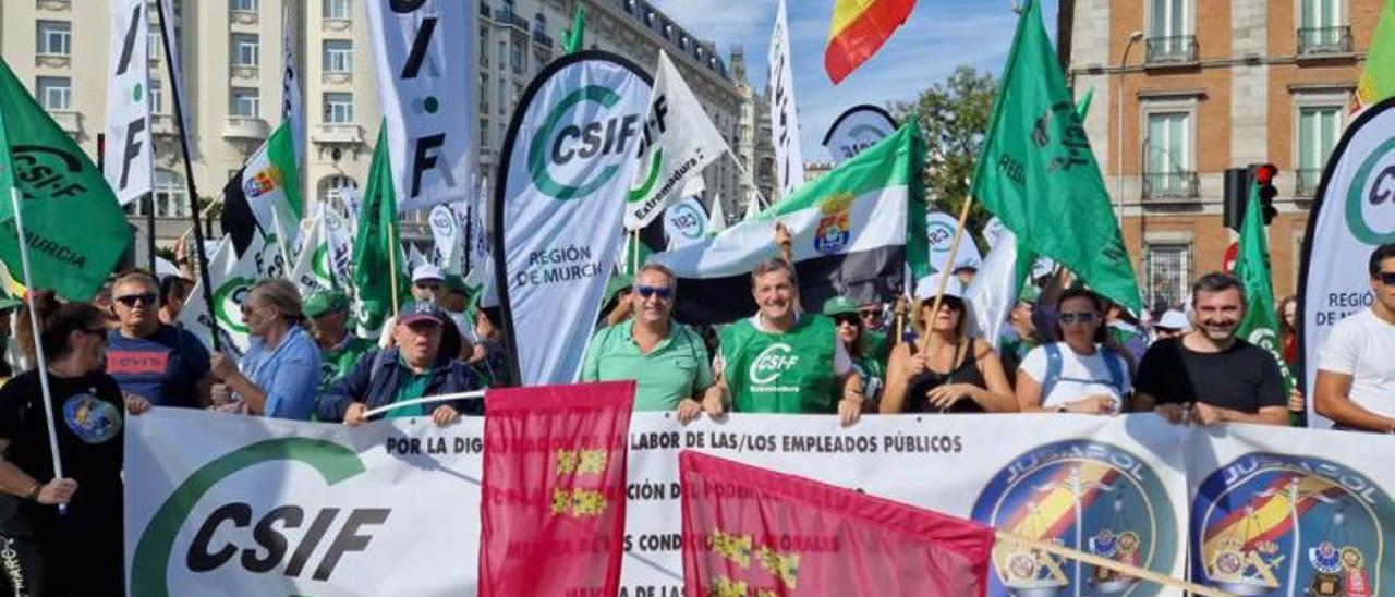 Dirigentes de CSIF de la Región, en la manifestación celebrada
el sábado en Madrid para
reclamar subidas salariales.  CSIF