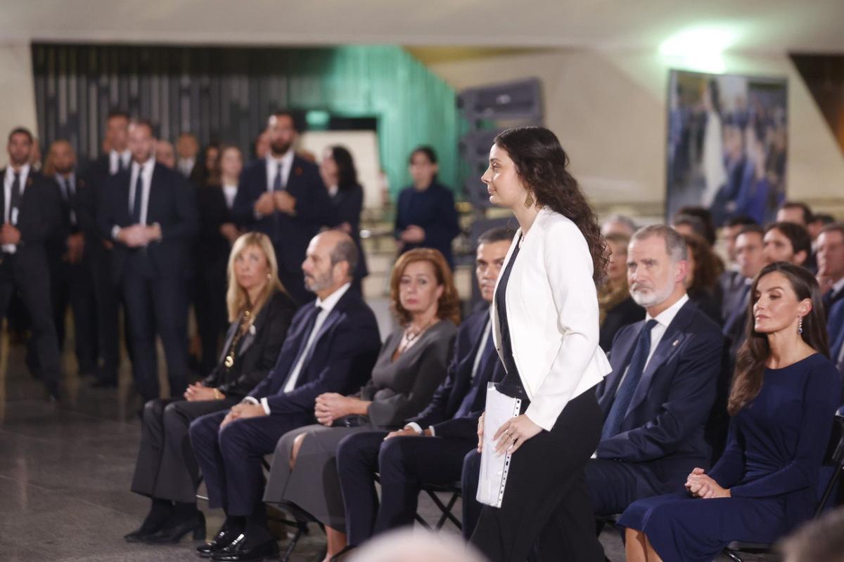 Andrea Ferrari sale a leer su discurso en el funeral de Estado