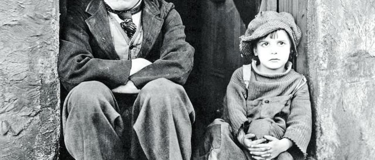 Charles Chaplin y el niño Jackie Coogan, en una escena típica de la película  ‘El chico. | | LA PROVINCIA/DLP