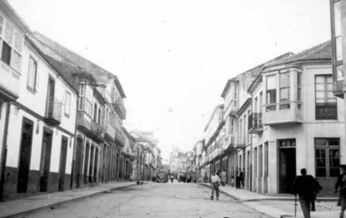 Años 50; cuando no existía la Calle Castelao, con la ferretería en la primera casa a la izquierda.  | // R.T. COLECCIÓN