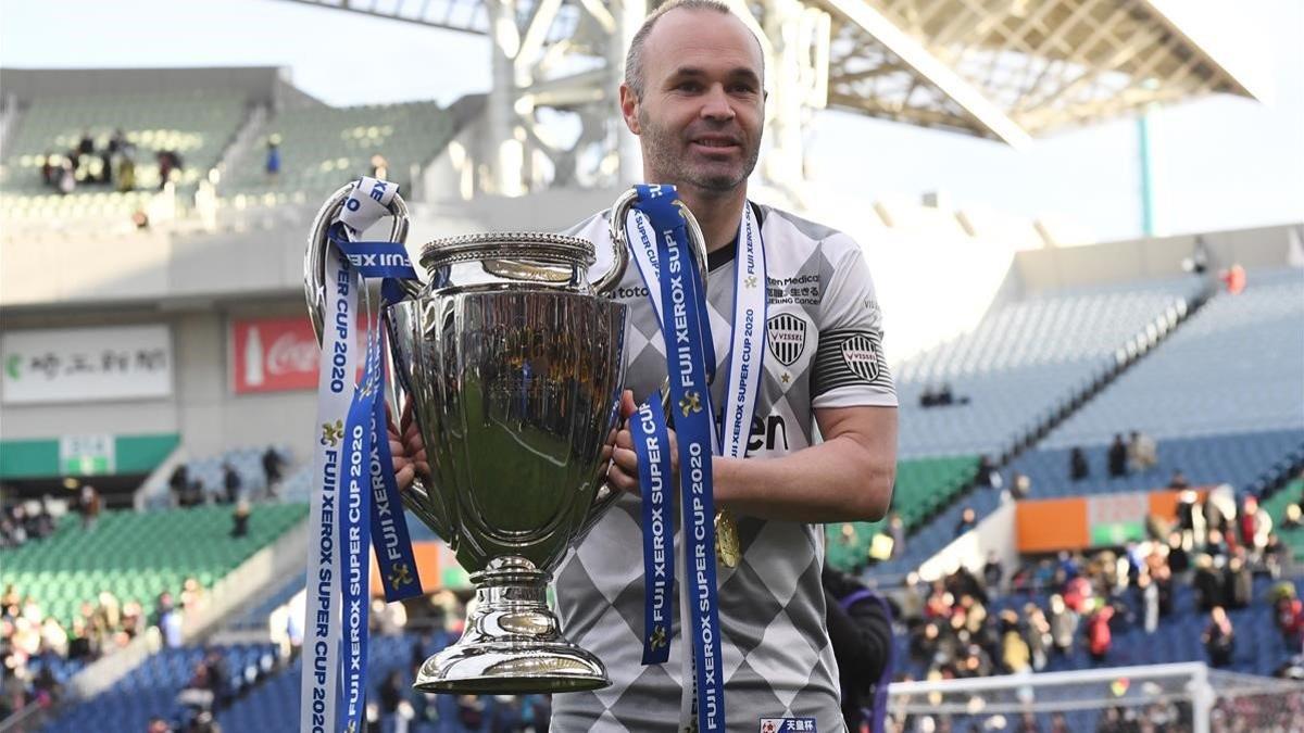 Iniesta, con la Supercopa de Japón tras ganar en los penaltis al Yokohama F. Marinos.