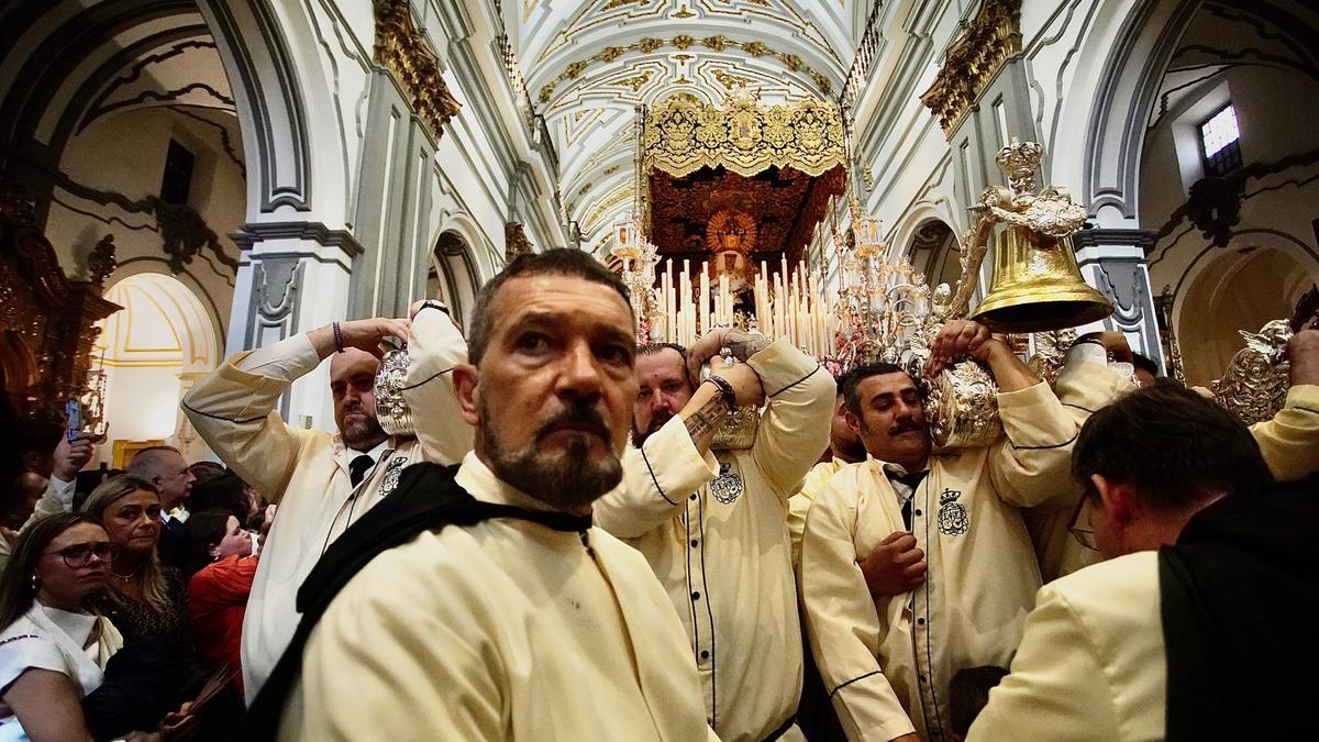 Antonio Banderas, ante el trono de la Virgen una vez confirmada la suspensión de la salida.