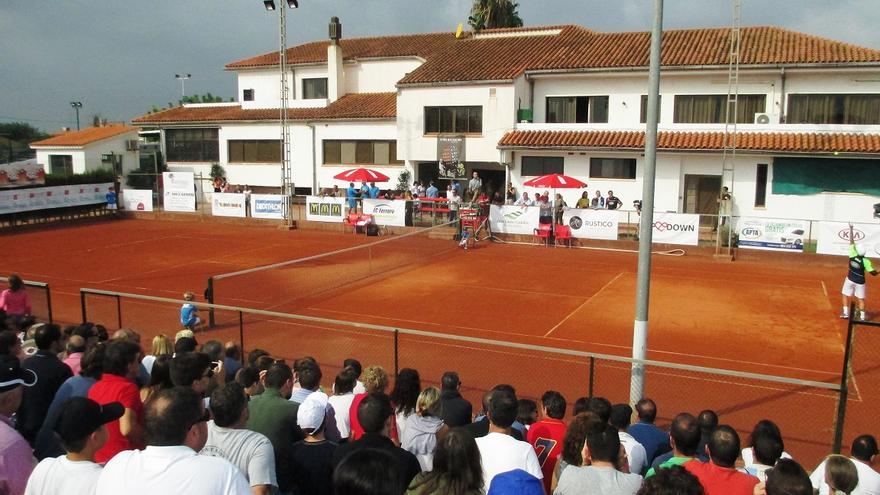 El club de tenis Castellón está en peligro de desaparición y sus terrenos pueden ser puestos a la venta para saldar la difícil situación económica del club.