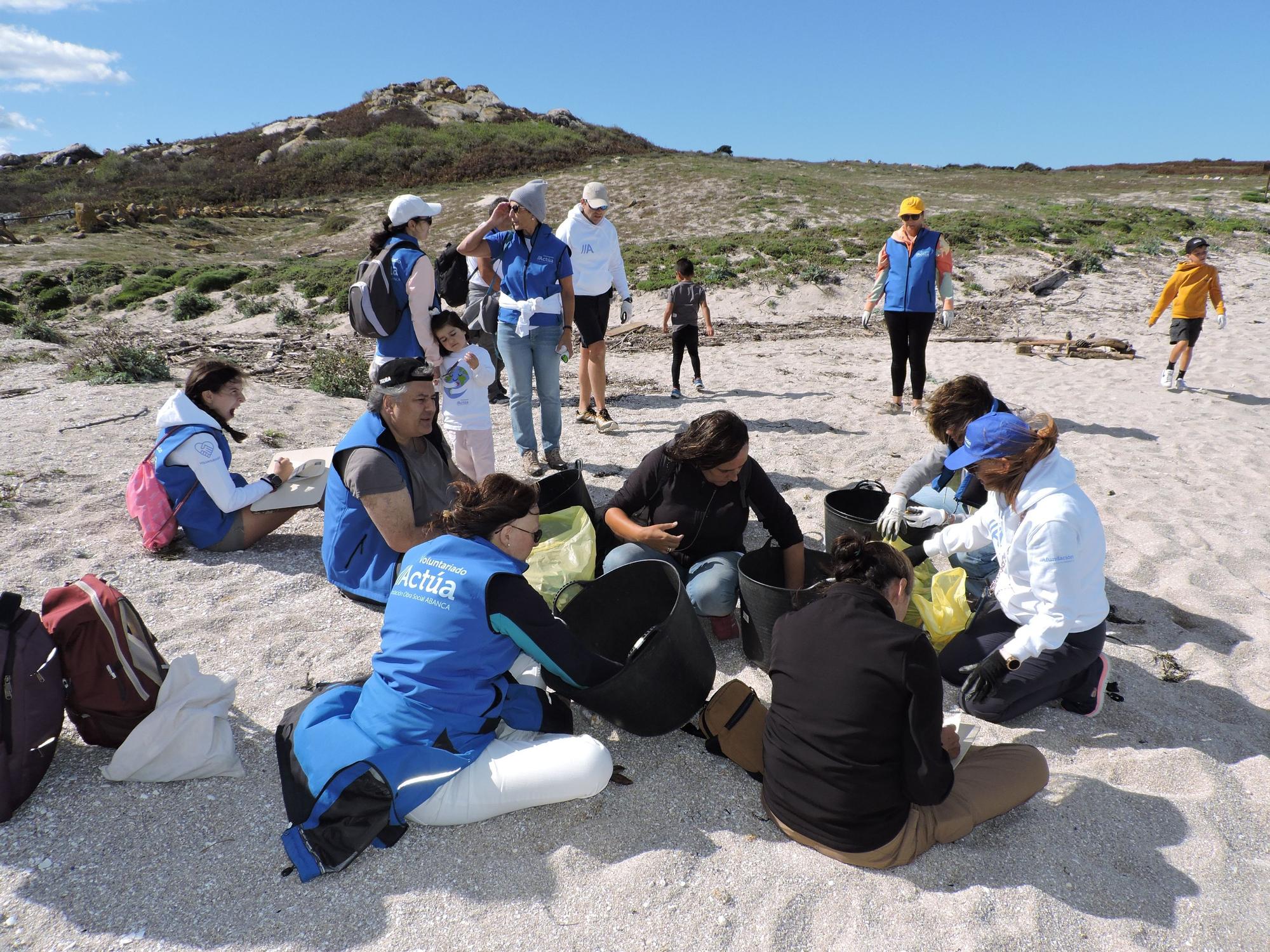 Así luchan los voluntarios de Abanca contra la basura marina y las plantas invasoras en la isla de Sálvora.