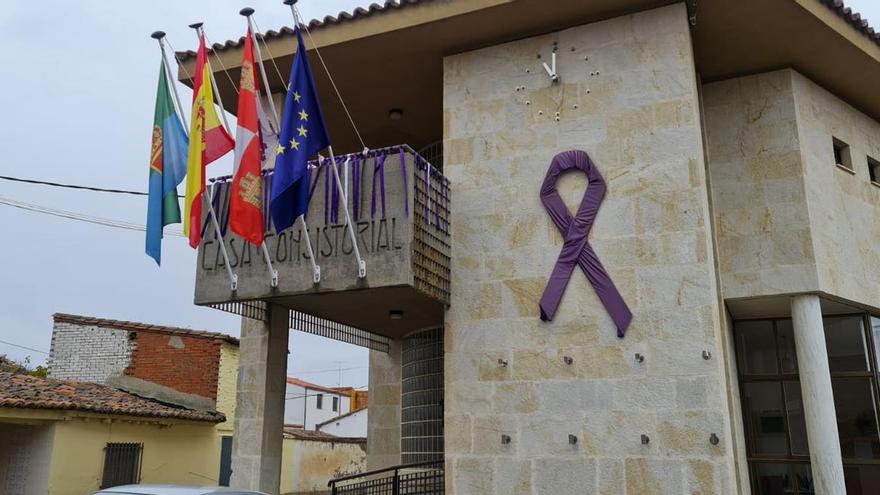 Lazos morados y blancos en la fachada del Ayuntamiento de Coreses.