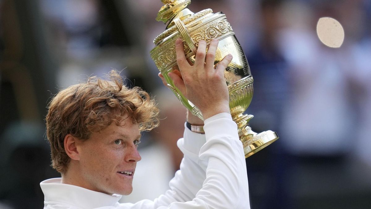Jannik Sinner levanta el trofeo de campeón de Wimbledon.