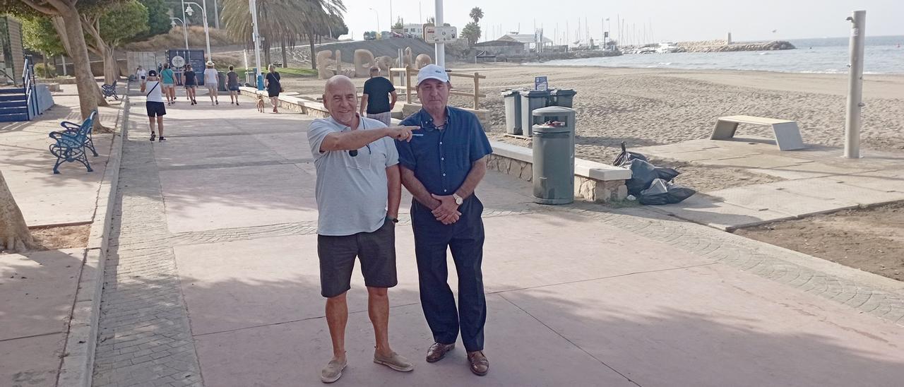 Manuel Benavides (izq.) de Rebalaje  y Rafael Caparrós de Zona Popular del Palo, en la playa de El Deo, esta semana.