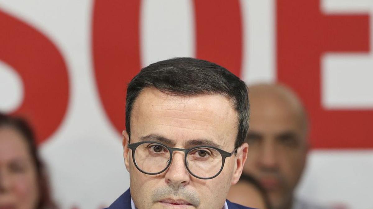 El candidat socialista, Miguel Ángel Gallardo, valora els resultats. | JERO MORALES / EFE