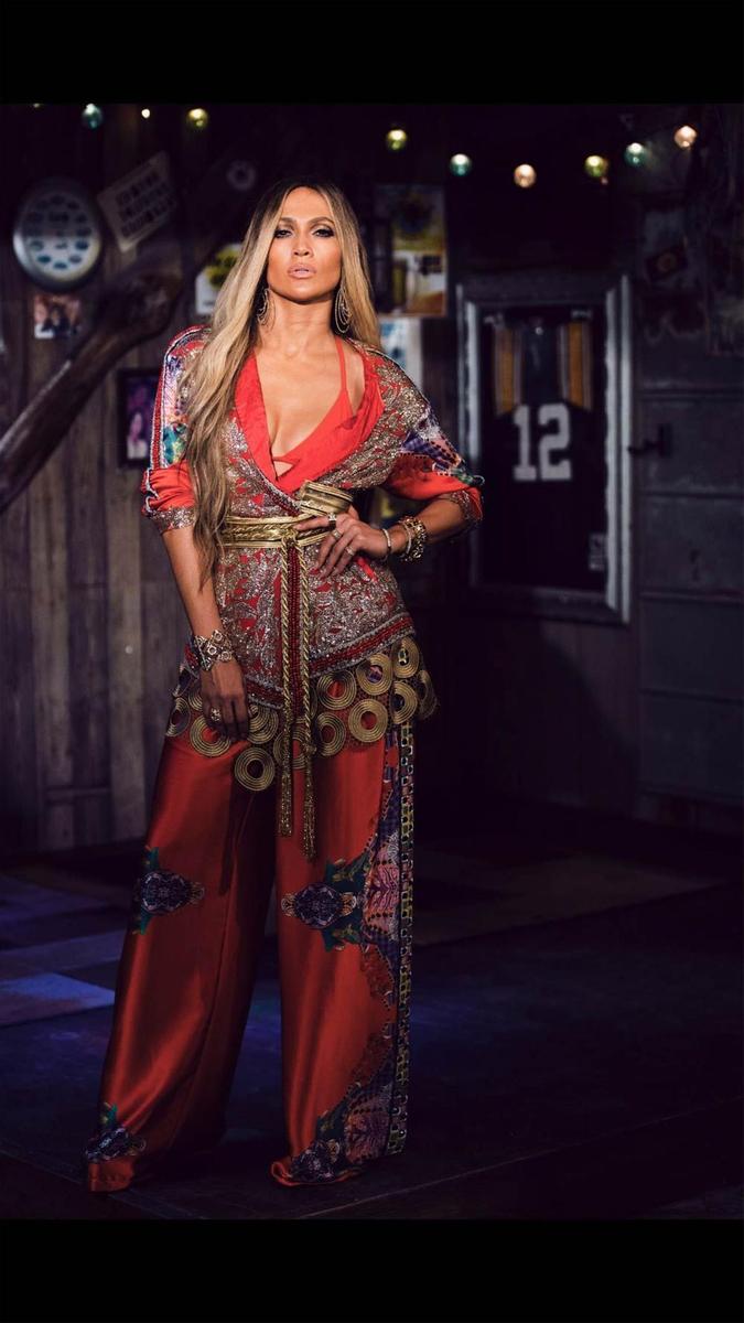 Jennifer Lopez, vestida de Custo Barcelona en el videoclip 'Ni tú ni yo'