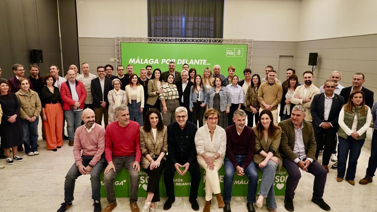 El secretario general del PSOE de Málaga, Josele Aguilar, con a la nueva comisión ejecutiva provincial socialista.