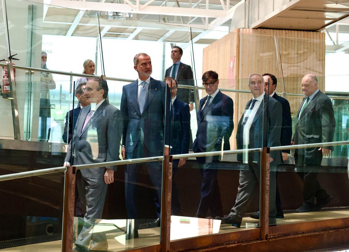 El Rey Felipe VI junto a Javier Moll, presidente de Prensa Ibérica a su llegada al Foro Económico y Social del Mediterraneo. El Rey Felipe VI junto a Javier Moll, presidente de Prensa Ibérica a su llegada al Foro Económico y Social del Mediterraneo.