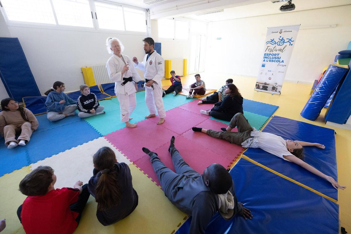 Un grupo de niños y niñas del colegio Es Vedrà disfrutan de la parte práctica.