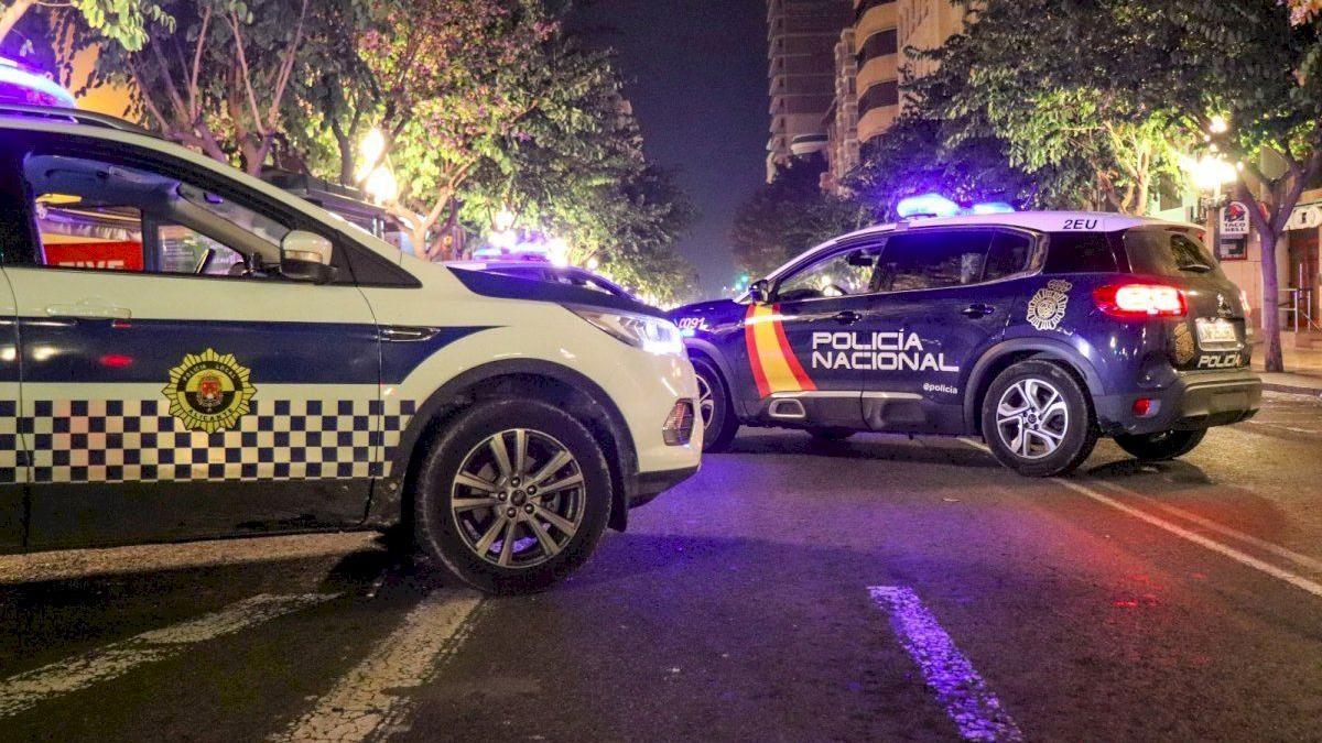 Vehículos de la Policía Local y la Nacional en un dispositivo conjunto.