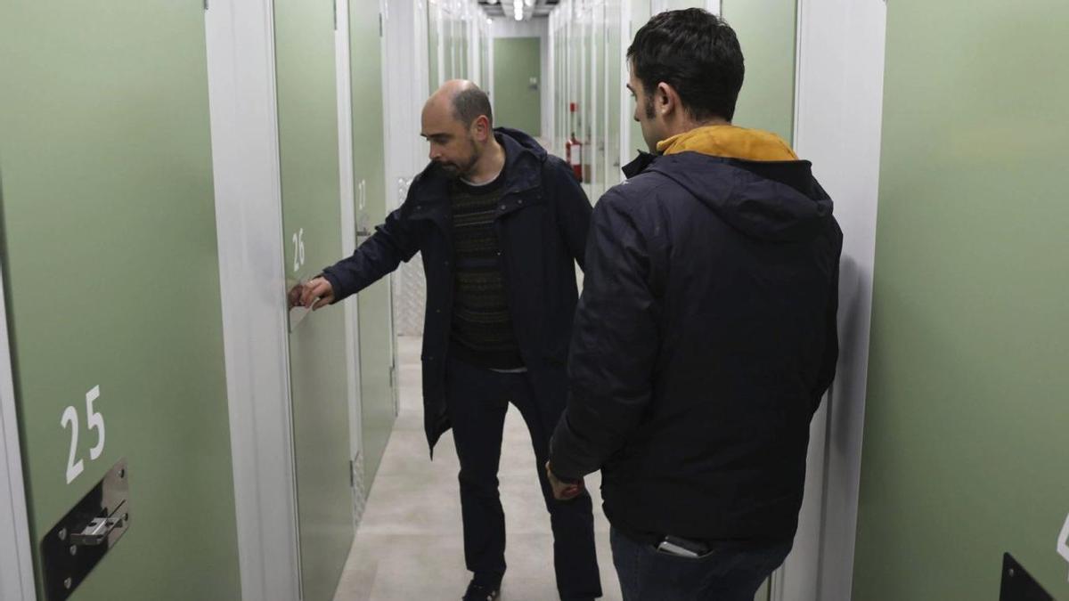 Pablo Mansilla y Sergio Dávila, directivos de VigBox Trasteros Urbanos, en sus instalaciones recién abiertas de la calle Torrecedeira.