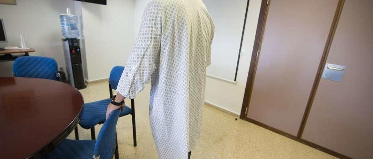 Un responsable del Hospital Universitario San Agustín, con el nuevo camisón cerrado por la espalda.