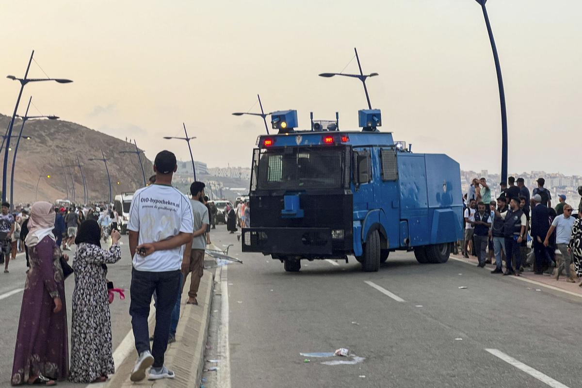 Cientos de migrantes cruzan la frontera y llegan a nado a Ceuta.