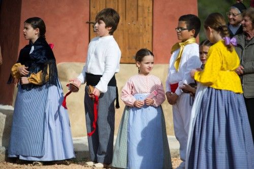 Decenas de personas asisten a la 'ballada' con la que se inaugura la restauración de este pozo del siglo XVIII ubicado en ses Salines