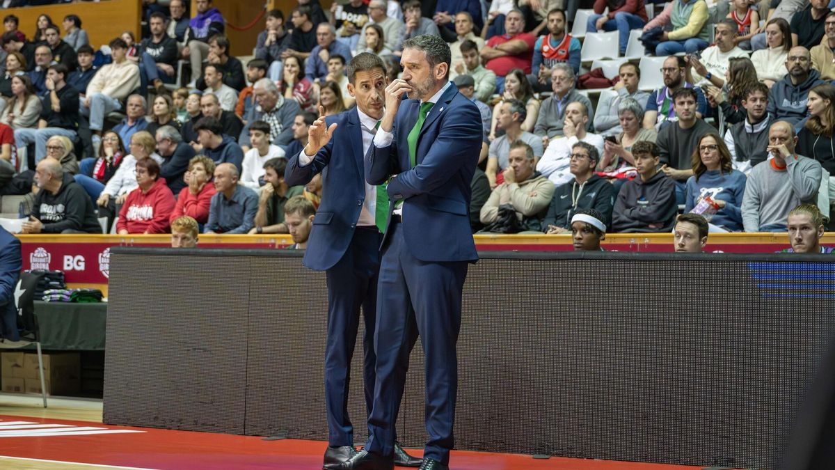 Alberto Miranda e Ibon Navarro conversan en un partido ante el Bàsquet Girona.