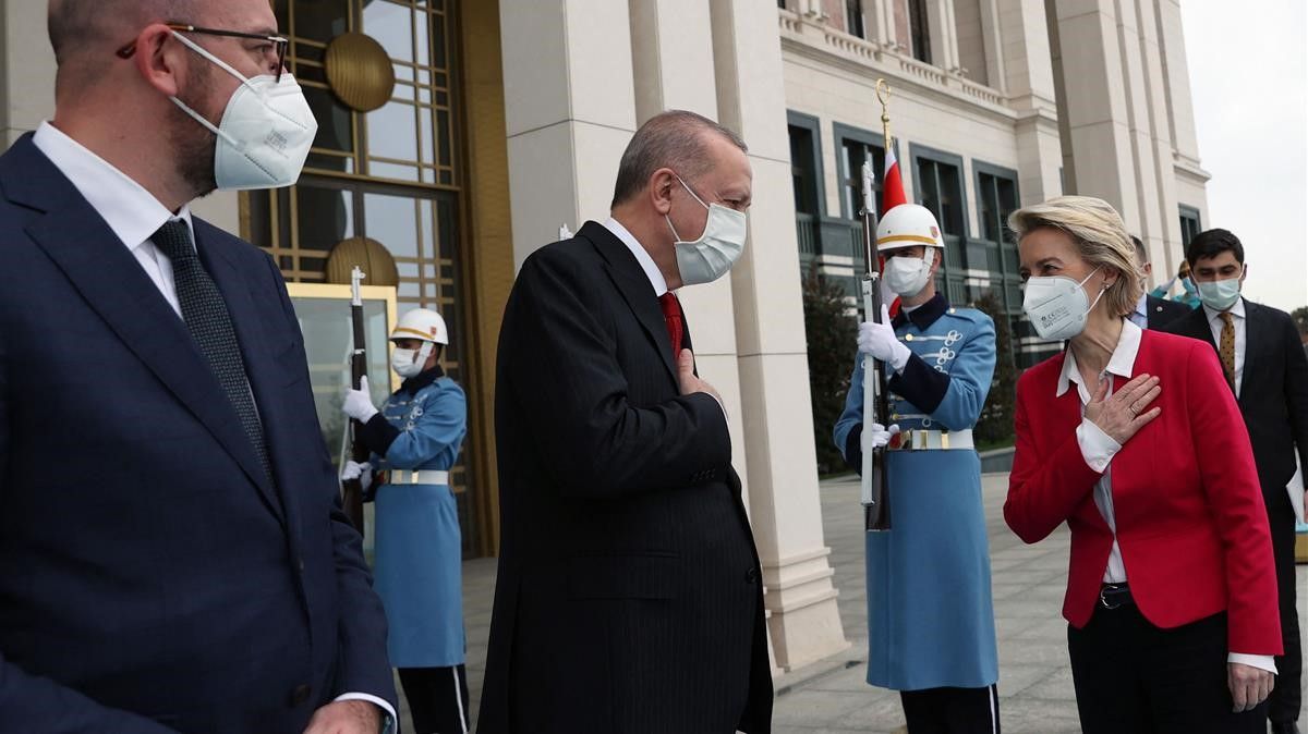 Recep Tayyip Erdogan, recibiendo al presidente del Consejo de la UE, Charles Michel (izq.), y a la presidenta de la Comisión de la UE, Ursula Von der Leyen.