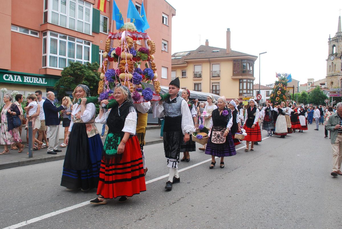 Los ramos y el resto de las ofrendas a la Virgen, durante la procesión.