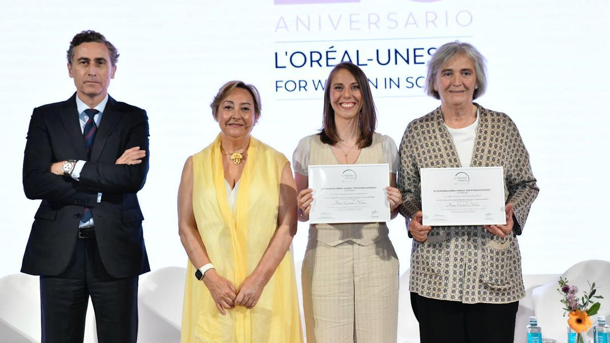 Castells rebent el reconeixement amb la directora de l'Idibgi, Marga Nadal.