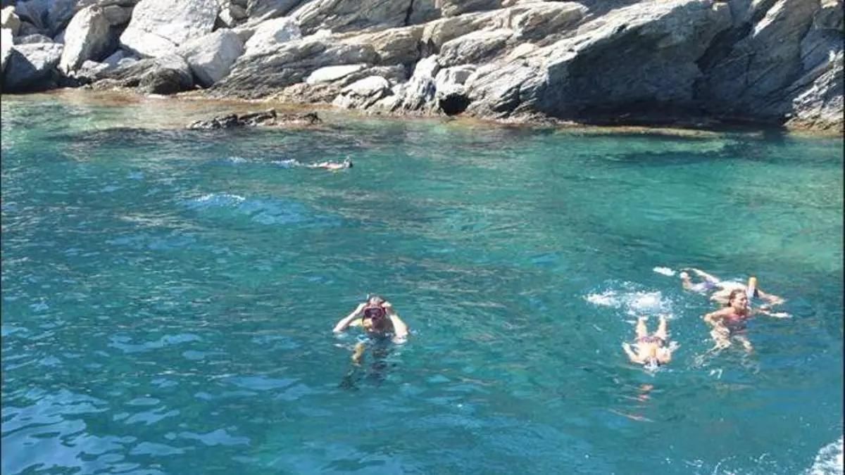 Gente bañándose en la Cala Rostella