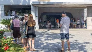 Largas colas desde primera hora de la mañana para conseguir entradas del Concierto de Hogueras de INFORMACIÓN