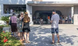 Largas colas para las entradas del Concierto de Hogueras de INFORMACIÓN