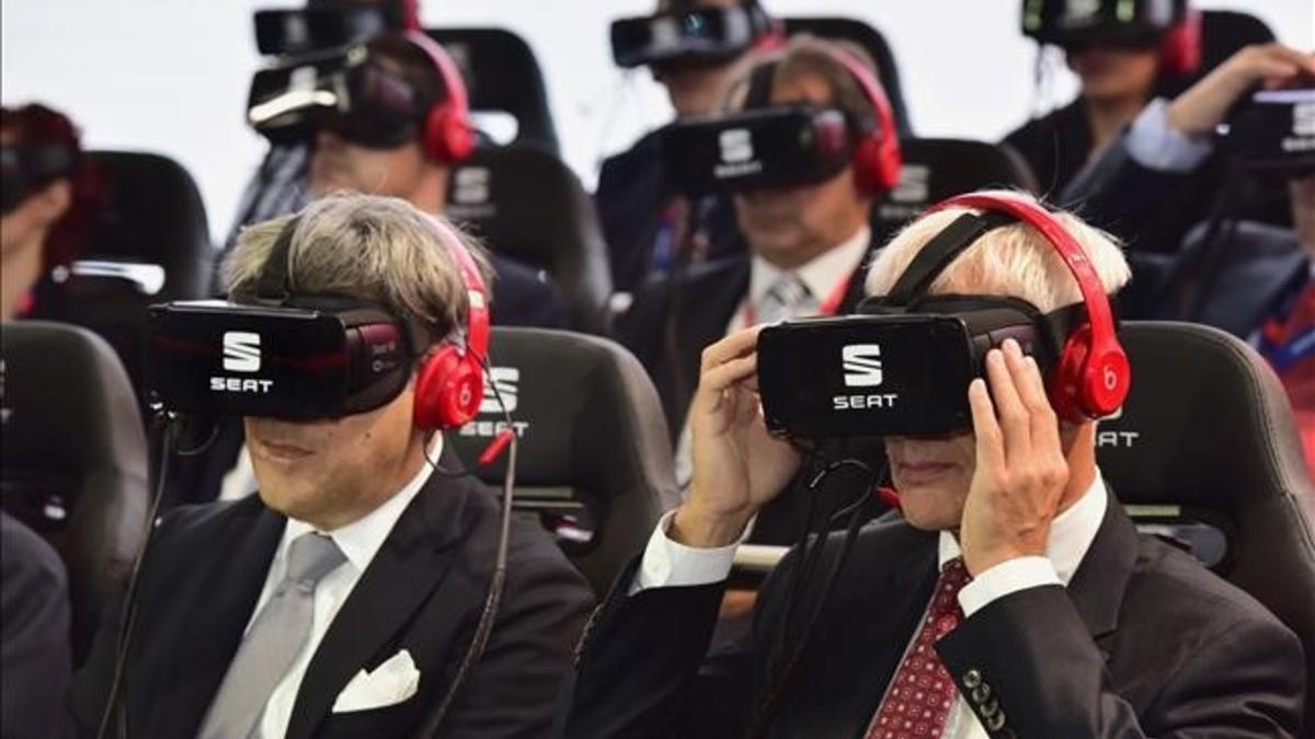 Los presidentes de Seat, Luca de Meo (izquierda), y de Volkswagen, Matthias Müller, en la presentación con gafas de realidad virtual en el Salón de París.