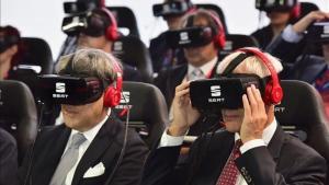 Los presidentes de Seat, Luca de Meo (izquierda), y de Volkswagen, Matthias Müller, en la presentación con gafas de realidad virtual en el Salón de París.