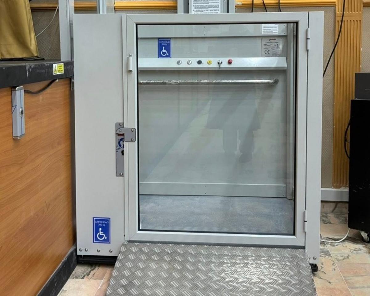 Nuevo elevador para el acceso al escenario