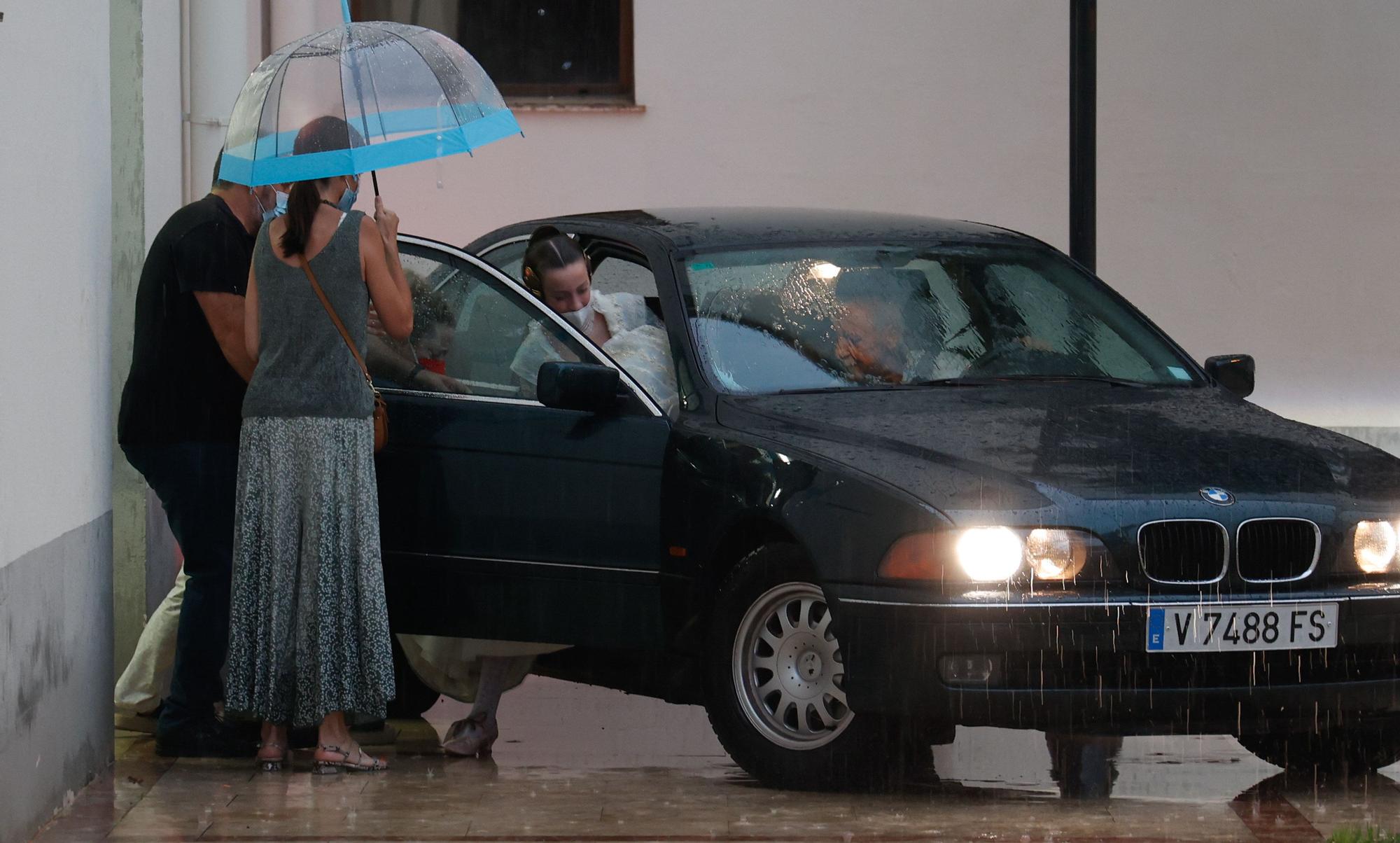 La lluvia irrumpe en la presentación de las candidatas a Falleras Mayores de València 2022