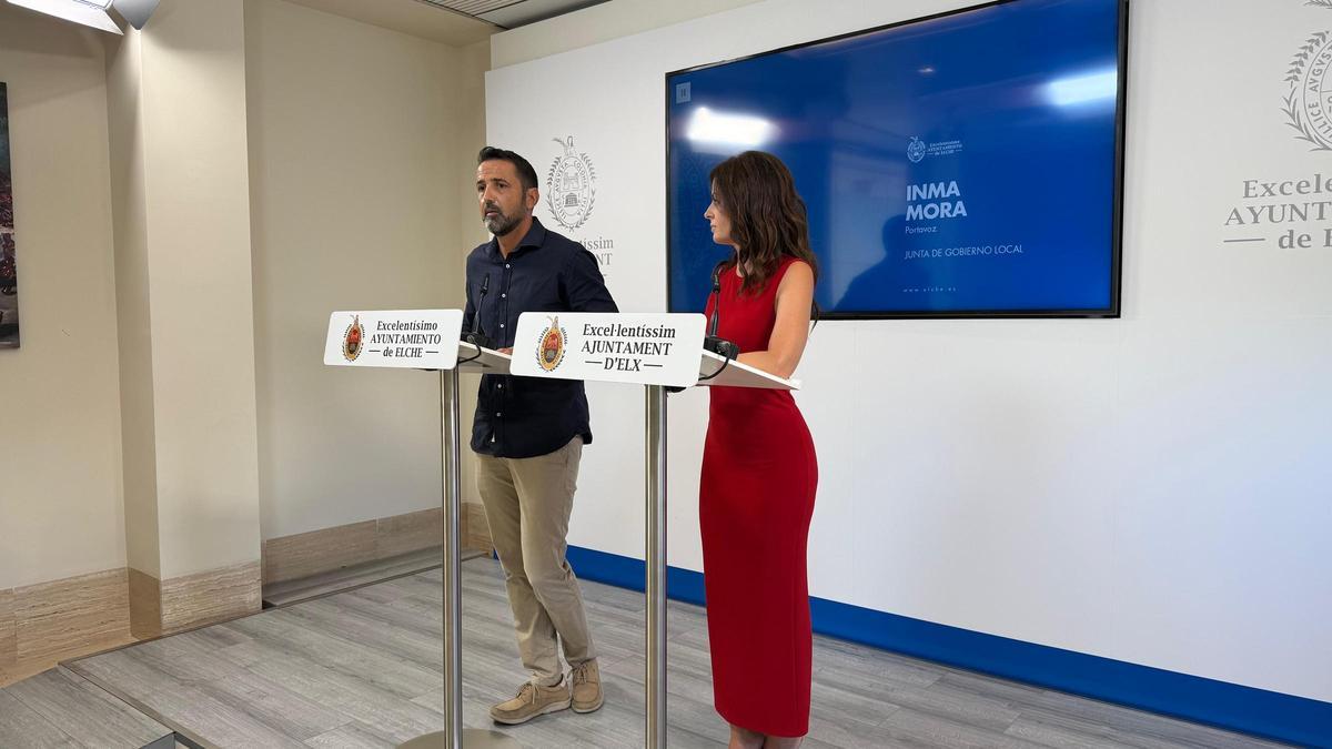 El concejal de Promoción Económica, Samuel Ruiz, con la portavoz de la junta de gobierno, Inma Mora, este jueves