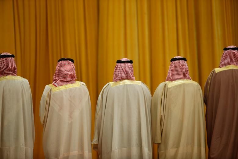 Els membres de la delegació saudita esperen l'arribada del president xinès Xi Jinping i el rei saudita Salman bin Abdulaziz Al-Saud abans d'una cerimònia de benvinguda al Gran Saló del Poble a Pequín, Xina, el 16 de març.