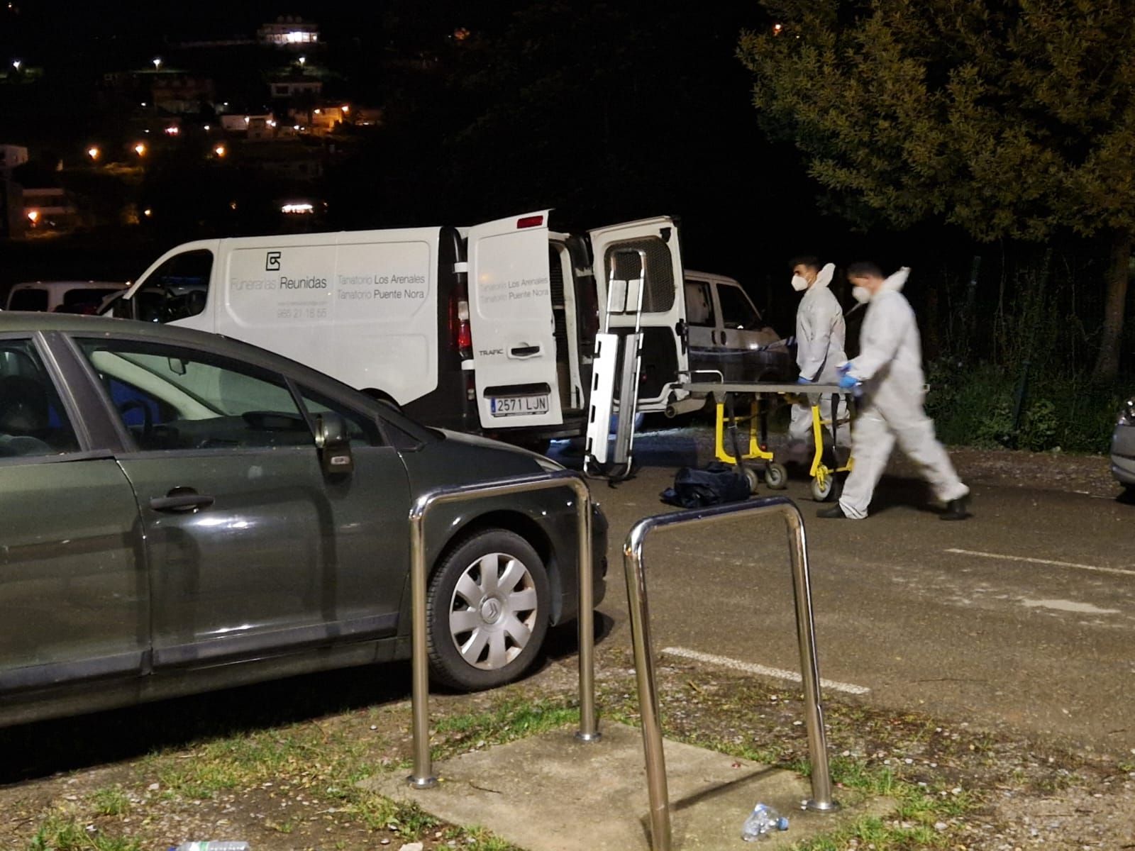 EN IMÁGENES | Aparece un hombre muerto y "momificado" dentro de una furgoneta en un aparcamiento en Oviedo