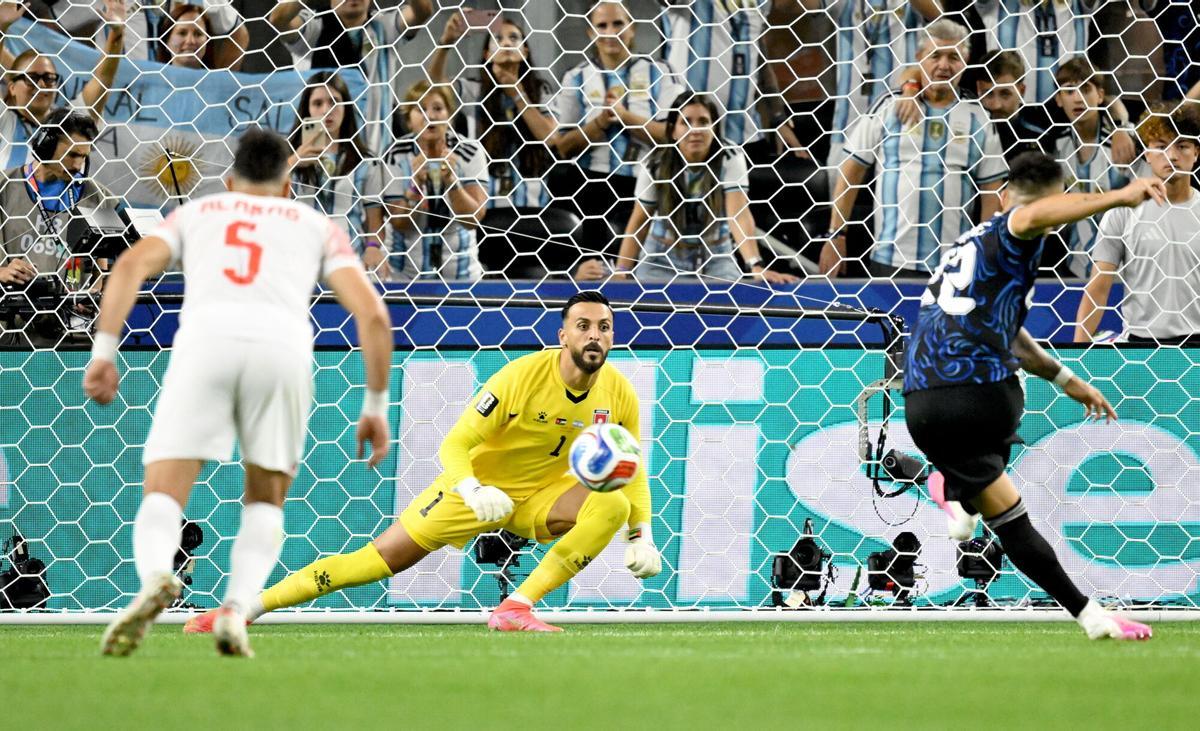 Lautaro Martinez bate al meta Yazeed Abulaila en el Argentina-Jordania de la última jornada de la fase de grupos en Dallas.