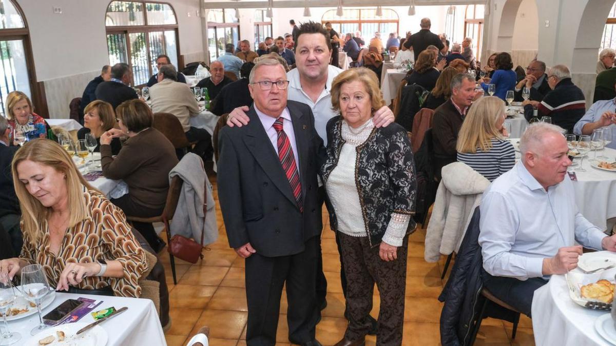 Pedro Navarro junto a sus padres en el restaurante El Faro.
