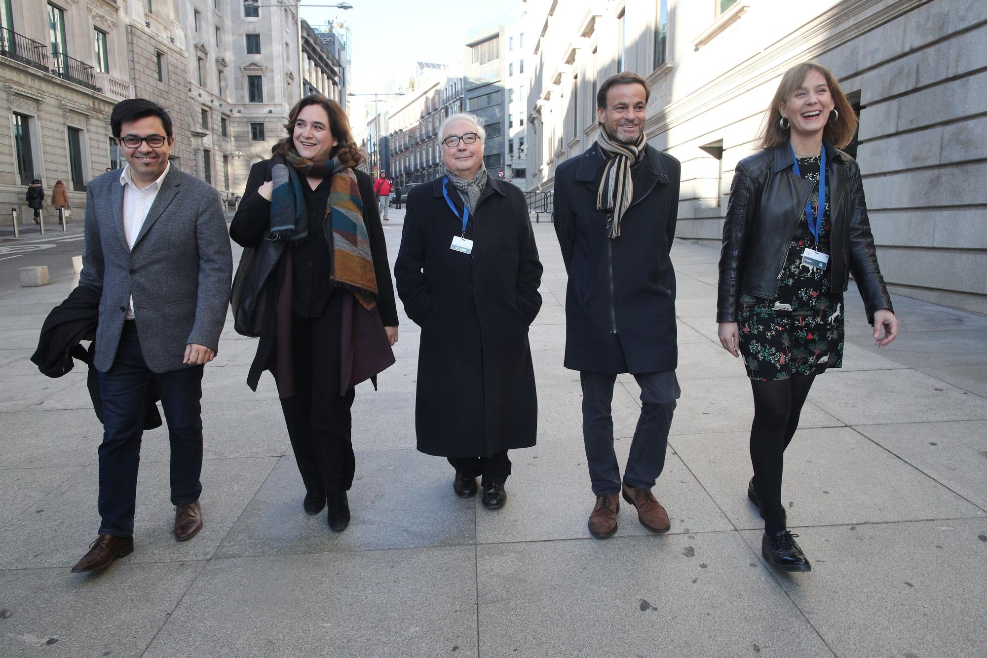 Gerardo Pisarello, Ada Colau, Manuel Castells, Jaume Asens y Jéssica Albiach, en las puertas del Congreso