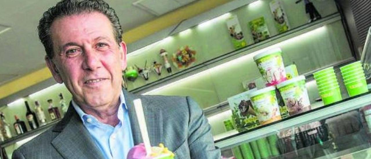 Joaquín Lancis, con una tarrina de helado vegano. | Pilar Cortés