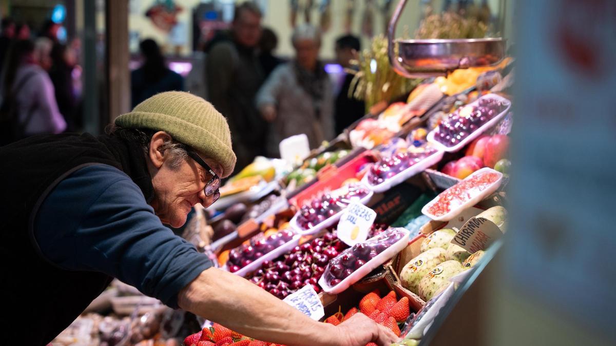 Varias personas compran en un mercado en una imagen de archivo.