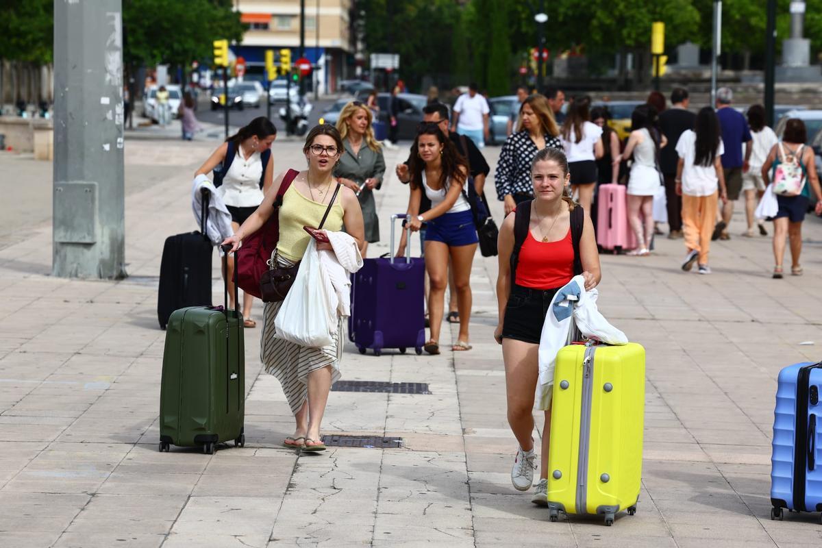 Los alumnos de Zaragoza se marchan a Salou para celebrar el final del curso.